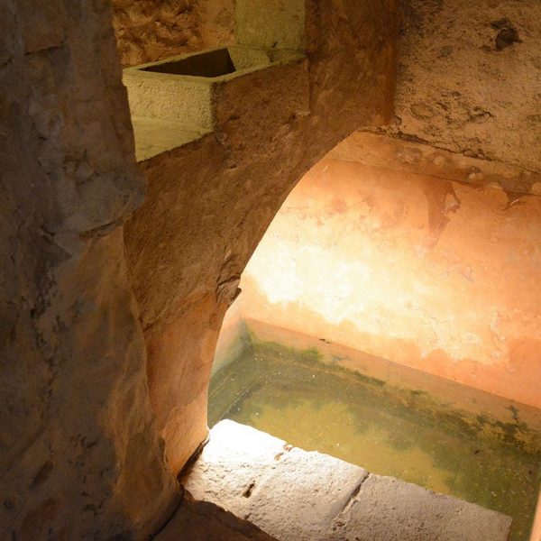 Girona.- Museu d’Història dels Jueus situat al Centre Bonastruç ça Porta. Mikvé de l’última sinagoga de Girona del S. XV (7/2018)
