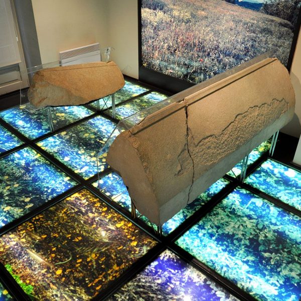 Girona.- Museu d’Història dels Jueus situat al Centre Bonastruç ça Porta. Làpides funeràries dels S. XII al XV amb inscripcions hebrees (11/2013)