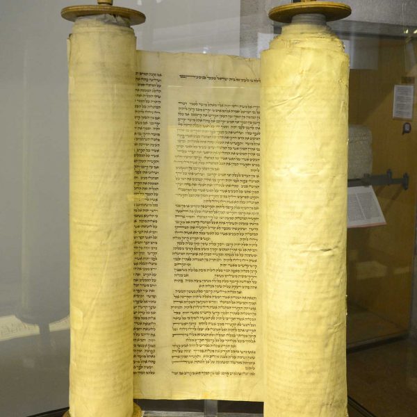 Girona.- Museu d’Història dels Jueus situat al Centre Bonastruç ça Porta. Séfer – Torà (Rotllos de la Torà, la llei sagrada dels jueus) (7/2018)