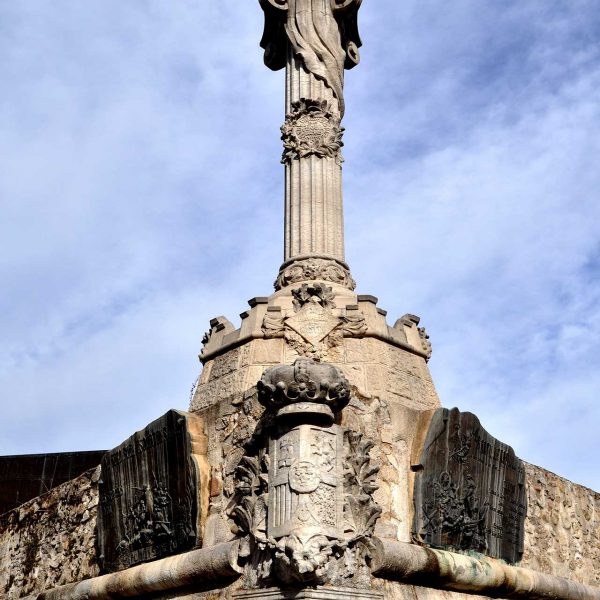 Girona.- Monument als Herois dels setges de 1808/1809 que consta d’una columna amb capitell on s’alça un lleó amb dues potes sobre un canó (1/2014)