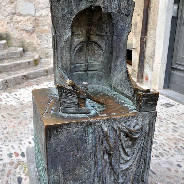 Girona.- Monument del 1986 als constructors de la Catedral de Girona de Josep Maria Subirachs (2/2014)