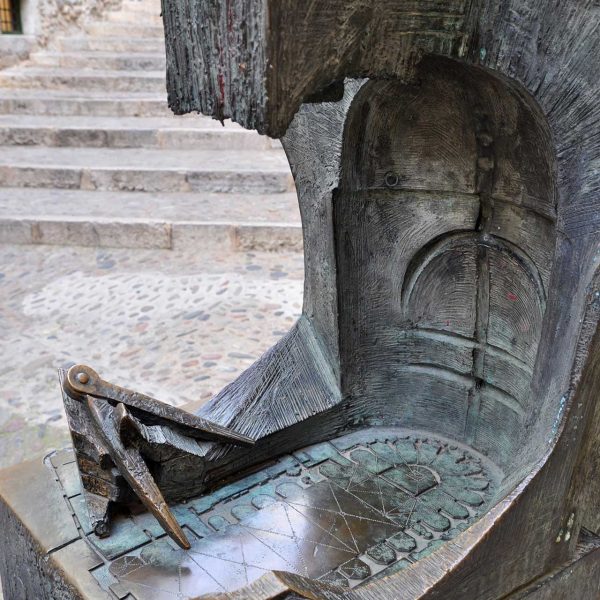 Girona.- Monument del 1986 als constructors de la Catedral de Girona de Josep Maria Subirachs (2/2014)