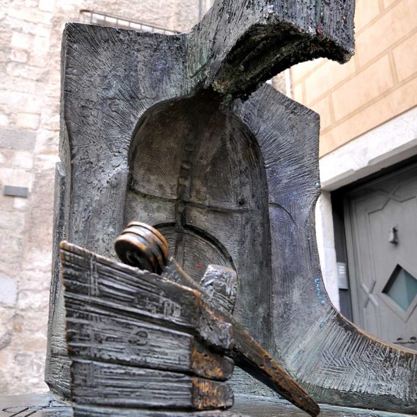 Girona.- Monument del 1986 als constructors de la Catedral de Girona de Josep Maria Subirachs (2/2014)