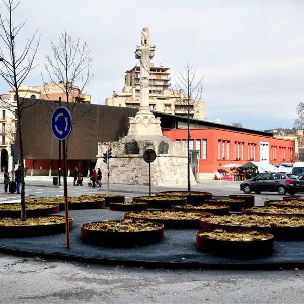 Girona.- Monument als Herois dels setges de 1808/1809 al costat del mercat d’abastaments situat sobre les restes del baluard de Sant Francesc (1/2014)