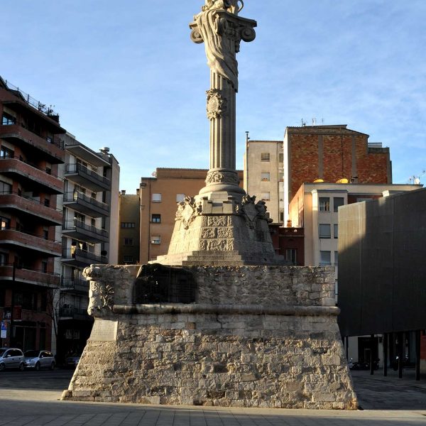 Girona.- Monument als Herois dels setges de 1808/1809 que consta d’una columna amb capitell on s’alça un lleó amb dues potes sobre un canó (1/2014)