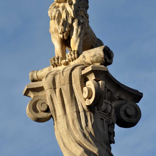 Girona.- Monument als Herois dels setges de 1808/1809 que consta d’una columna amb capitell on s’alça un lleó amb dues potes sobre un canó (1/2014)