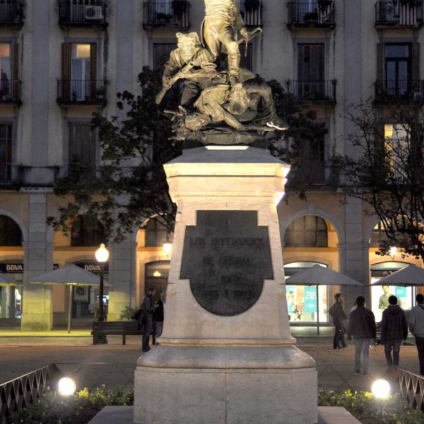 Girona.- Monument al herois del 1808/1809 a la Plaça Independència que consta d’un grup de defensors de Girona durant la guerra del Francès (11/2013)