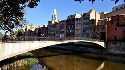 Girona.- Pont d’en Gómez de l’any 1916. El seu nom prové del propietari de la casa de la que es va tenir que enderrocar parcialment per construir-lo (11/2013)