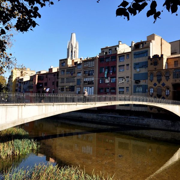 Girona.- Pont d’en Gómez de l’any 1916. El seu nom prové del propietari de la casa de la que es va tenir que enderrocar parcialment per construir-lo (11/2013)