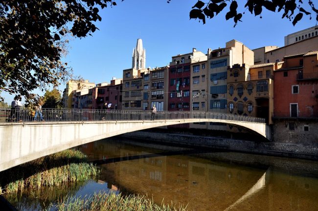 Girona.- Pont d’en Gómez de l’any 1916. El seu nom prové del propietari de la casa de la que es va tenir que enderrocar parcialment per construir-lo (11/2013)