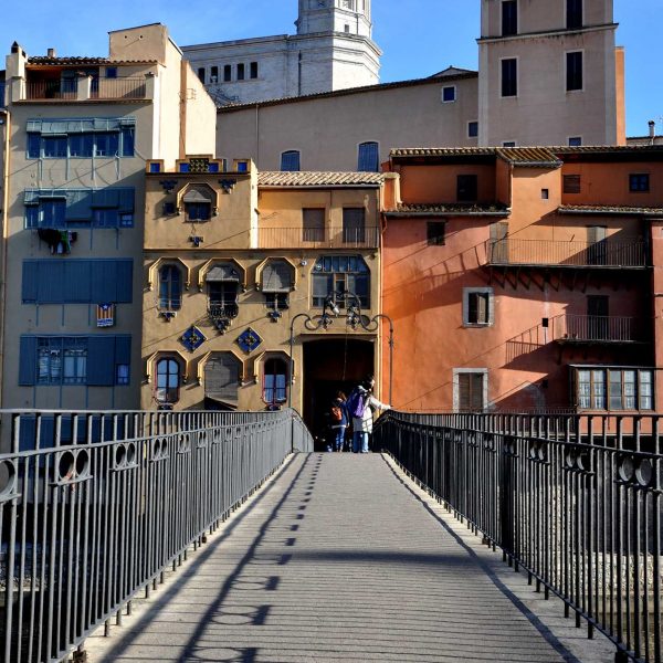 Girona.- Pont d’en Gómez de l’any 1916. El seu nom prové del propietari de la casa de la que es va tenir que enderrocar parcialment per construir-lo (12/2013)