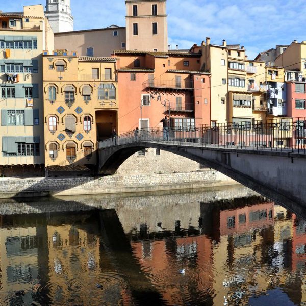 Girona.- Pont d’en Gómez de l’any 1916. El seu nom prové del propietari de la casa de la que es va tenir que enderrocar parcialment per construir-lo (1/2014)