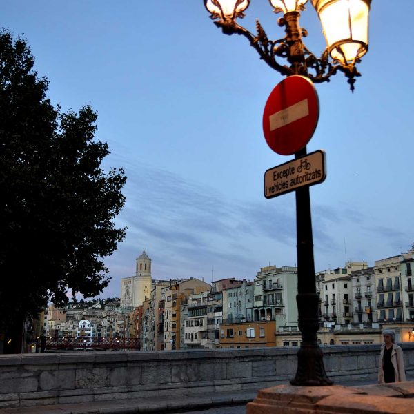 Girona.- Pont de Pedra del S. XIX que va substituir un altre del XIV. Es de tres arcs sostinguts per dos pilars amb tallamars rodons (11/2013)