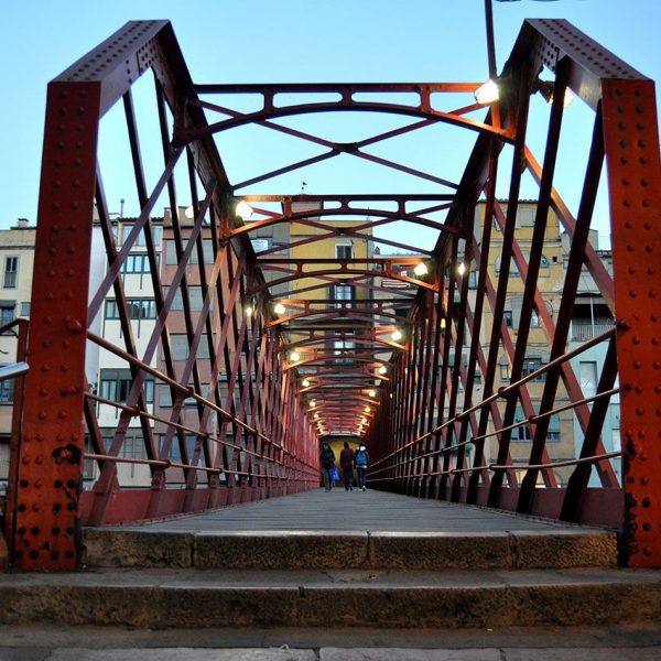 Girona.- Pont de les Peixateries velles, d’una sola llum es de construcció metàl·lica excepte el terra que es de fusta. Es obra de l’enginyer Eiffel (11/2013)