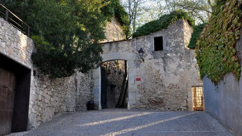 Girona.- Caserna dels Alemanys. Entrada a la caserna del 1690 flanquejada a l'interior per unes garites de guàrdia (12/2013)