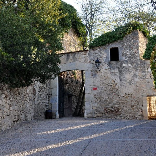 Girona.- Caserna dels Alemanys. Entrada a la caserna del 1690 flanquejada a l'interior per unes garites de guàrdia (12/2013)