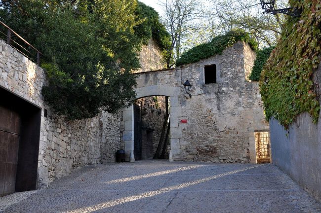 Girona.- Caserna dels Alemanys. Entrada a la caserna del 1690 flanquejada a l'interior per unes garites de guàrdia (12/2013)