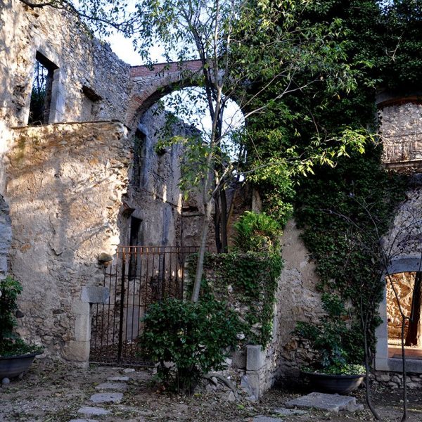 Girona.- Caserna dels Alemanys. Restes de l'edifici destinat a la tropa prop altres edificacions d'èpoques diferents (12/2013)