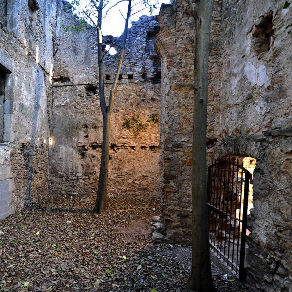 Girona.- Caserna dels Alemanys. Restes de l'edifici destinat a la tropa prop altres edificacions d'èpoques diferents (12/2013)