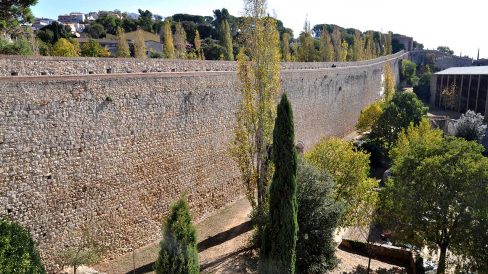 Girona.- Muralla que envolta la ciutat a través d'un conjunt defensiu de torres, baluards portals etc. (11/2013)