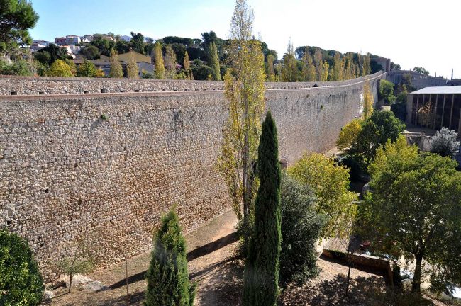 Girona.- Muralla que envolta la ciutat a través d'un conjunt defensiu de torres, baluards portals etc. (11/2013)