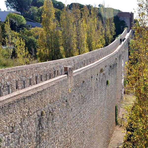 Girona.- Muralla que envolta la ciutat a través d'un conjunt defensiu de torres, baluards portals etc. (11/2013)