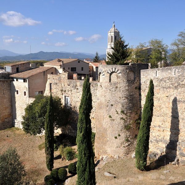 Girona.- Muralla que envolta la ciutat a través d'un conjunt defensiu de torres, baluards portals etc. (11/2013)
