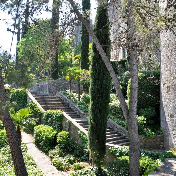 Girona.- Passeig arqueològic. Zona enjardinada per l'exterior de la muralla que envolta una part de la la ciutat (5/2014)