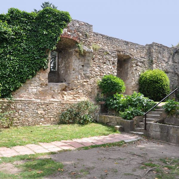 Girona.- Muralles i Jardins de la Francesa, dins un antic cementiri medieval composat de varies terrasses amb plantes i arbres (5/1994)