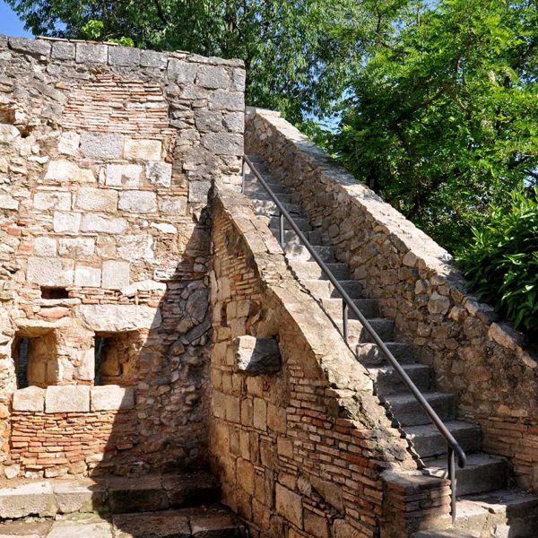 Girona.- Muralles i Jardins de la Francesa, dins un antic cementiri medieval composat de varies terrasses amb plantes i arbres (5/1994)