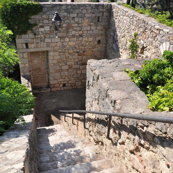 Girona.- Muralles i Jardins de la Francesa, dins un antic cementiri medieval composat de varies terrasses amb plantes i arbres (5/1994)