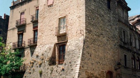 Girona.- Porta Rufina, de planta quadradada atalussada d'origen romà i que guarda al seu interior la portalada romana (6/1994)