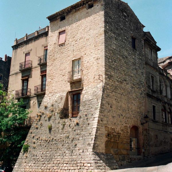 Girona.- Porta Rufina, de planta quadradada atalussada d'origen romà i que guarda al seu interior la portalada romana (6/1994)