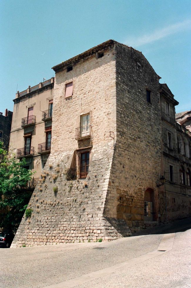 Girona.- Porta Rufina, de planta quadradada atalussada d'origen romà i que guarda al seu interior la portalada romana (6/1994)