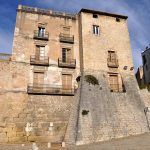 Girona.- Porta Rufina, de planta quadradada atalussada d'origen romà i que guarda al seu interior la portalada romana (12/2013)
