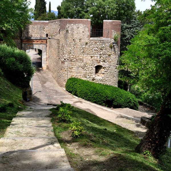 Girona.- Porta de Sant Cristòfol dels S. XIV/XVIII construïda prop la capella de Sant Cristòfol convertida en el S. XVIII en baluard (5/2014)