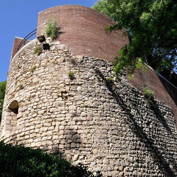 Girona.- Porta de Sant Cristòfol dels S. XIV/XVIII construïda prop la capella de Sant Cristòfol convertida en el S. XVIII en baluard (5/2014)