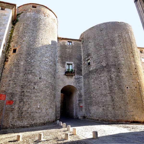 Girona.- Portal de Sobreportes amb dues portes cilíndriques del S. XV que es superposen a estructures romanes del S. III dC. (5/2014)