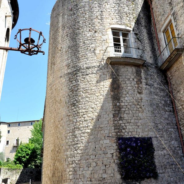 Girona.- Portal de Sobreportes amb dues portes cilíndriques del S. XV que es superposen a estructures romanes del S. III dC. (5/2014)