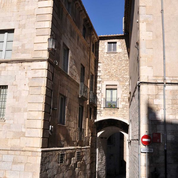 Girona.- Portal de Sobreportes per la part interior superposada a les torres de defensa del S. III dC. que té a dalt una Mare de Déu (11/2013)