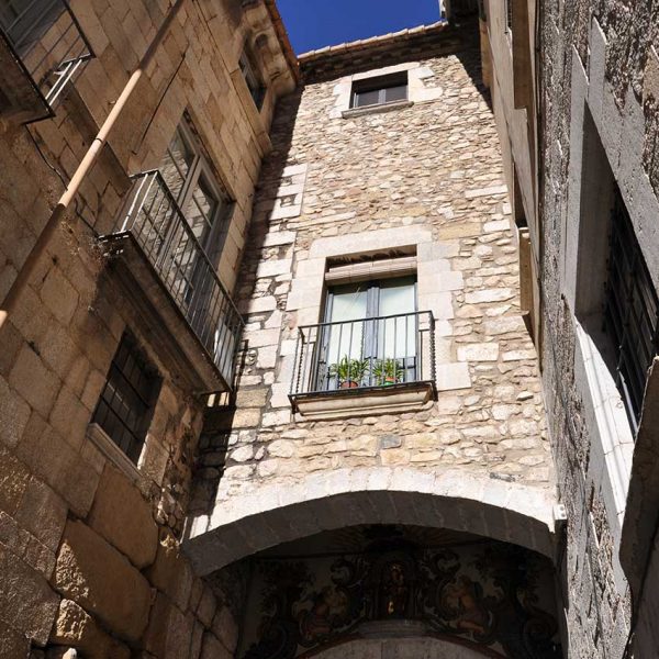 Girona.- Portal de Sobreportes per la part interior superposada a les torres de defensa del S. III dC. que té a dalt una Mare de Déu (11/2013)