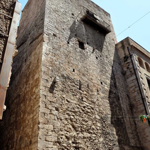 Girona.- Torre de la muralla del carrer Ballesteries del S. III reformadad en els S. IX/X durant l'època carolíngia (5/2014)