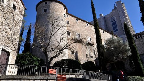 Girona.- Torre Cornelia, rodona d'un model molt comú a Catalunya. A la part superior hi figuren finestres rectangulars allindades (3/2014)