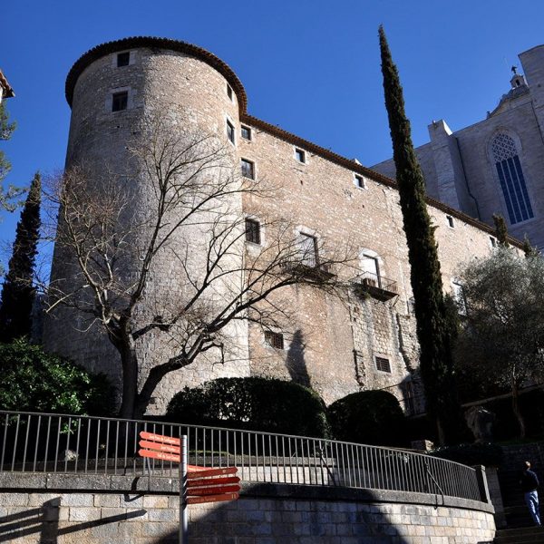 Girona.- Torre Cornelia, rodona d'un model molt comú a Catalunya. A la part superior hi figuren finestres rectangulars allindades (3/2014)