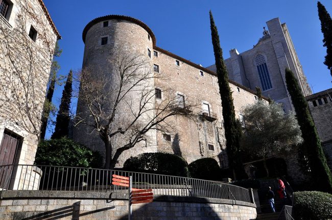 Girona.- Torre Cornelia, rodona d'un model molt comú a Catalunya. A la part superior hi figuren finestres rectangulars allindades (3/2014)