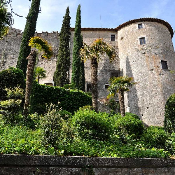 Girona.- Torre Cornelia, rodona d'un model molt comú a Catalunya. A la part superior hi figuren finestres rectangulars allindades (3/2014)