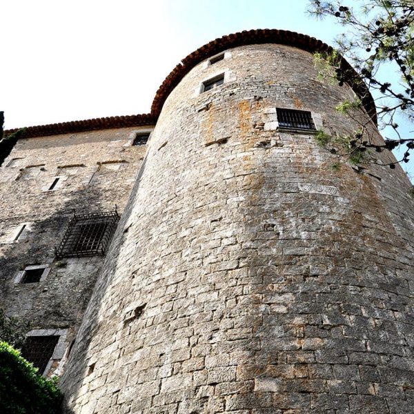 Girona.- Torre Cornelia, rodona d'un model molt comú a Catalunya. A la part superior hi figuren finestres rectangulars allindades (3/2014)