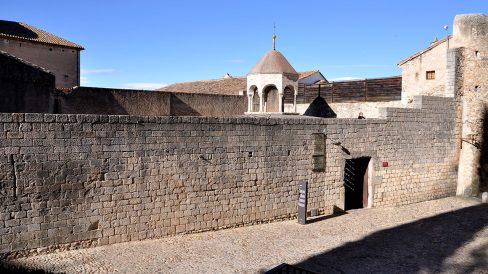 Girona.- Banys Àrabs però realment son d’època romànica del 1194. De planta rectangular i una única porta d’entrada. (11/2013)