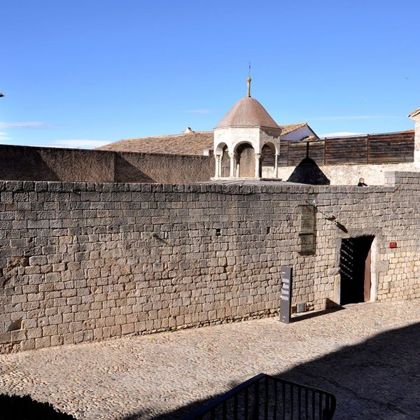 Girona.- Banys Àrabs però realment son d’època romànica del 1194. De planta rectangular i una única porta d’entrada. (11/2013)