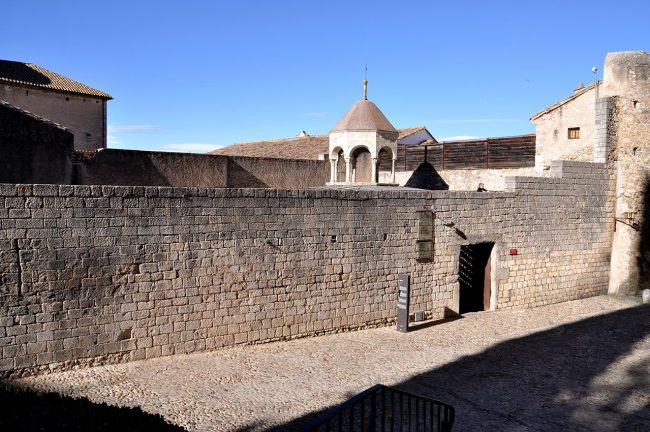Girona.- Banys Àrabs però realment son d’època romànica del 1194. De planta rectangular i una única porta d’entrada. (11/2013)